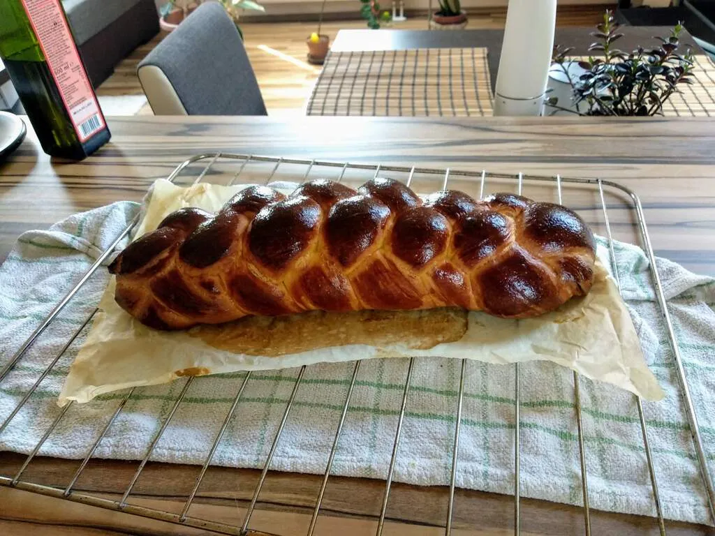 Egy éppen az asztalon gőzőlgő húsvéti aranybarna kalács