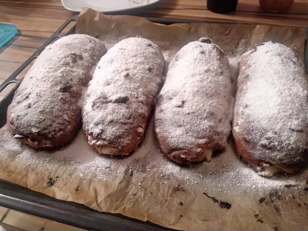 Megérkezett a hószállingózás, mely a tepsibe helyezett süteményen is jól látszik