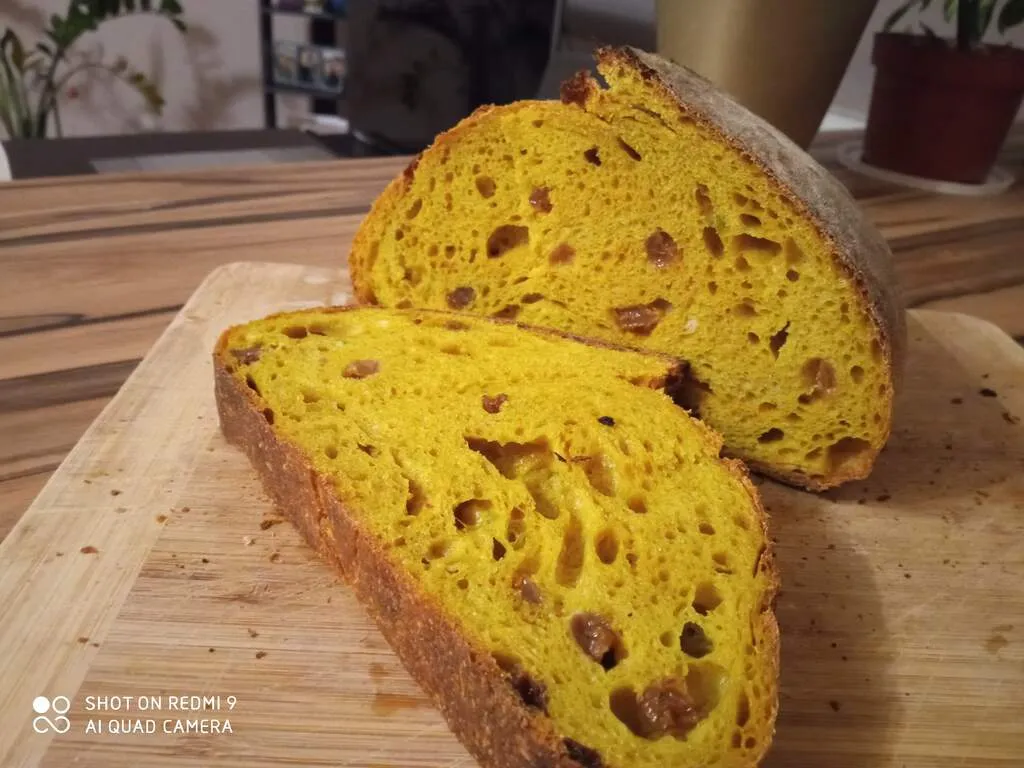 Nagyon élénk sárga színű lyukacsos kenyér félbe vágva