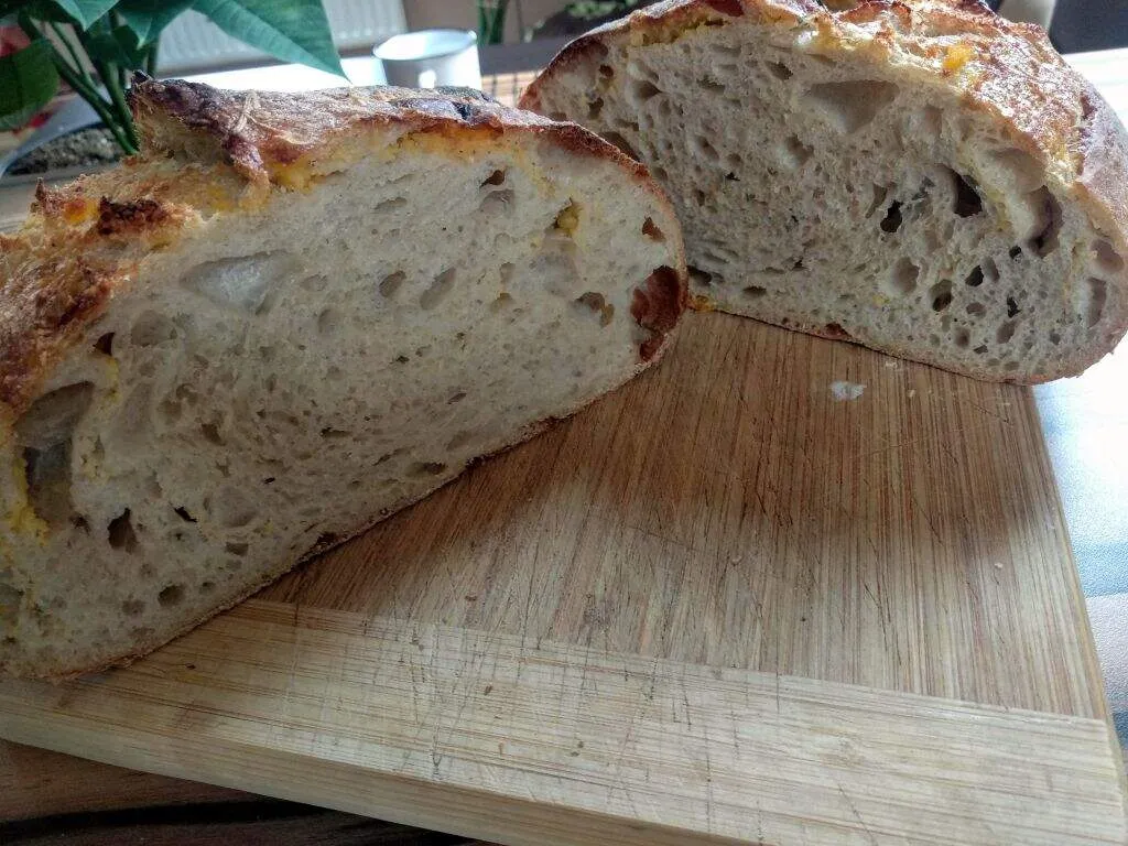 Egy félbe vágott fehér cipő, lyukacsos bélzettel